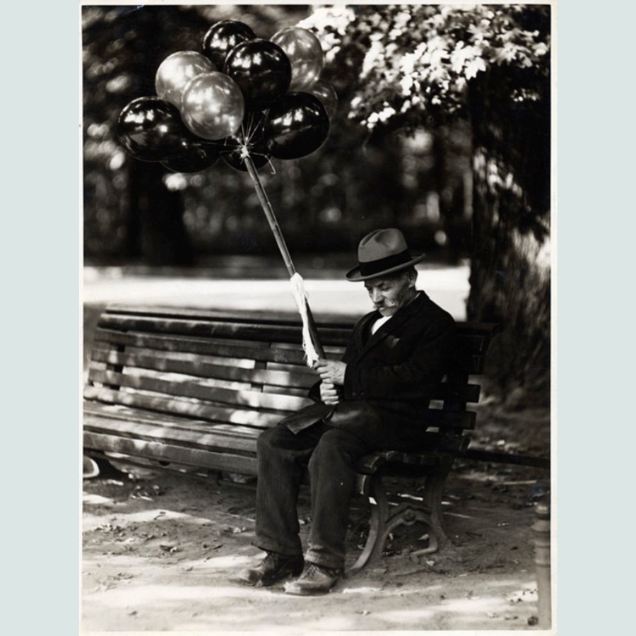 Studio Stone - Man op een bankje in de Berlijnse Tiergarten -  fo028455